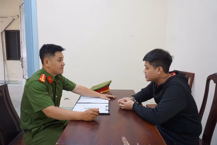Hoàng Đức Huy tại cơ quan Công an. (Ảnh: Công an TPHCM).