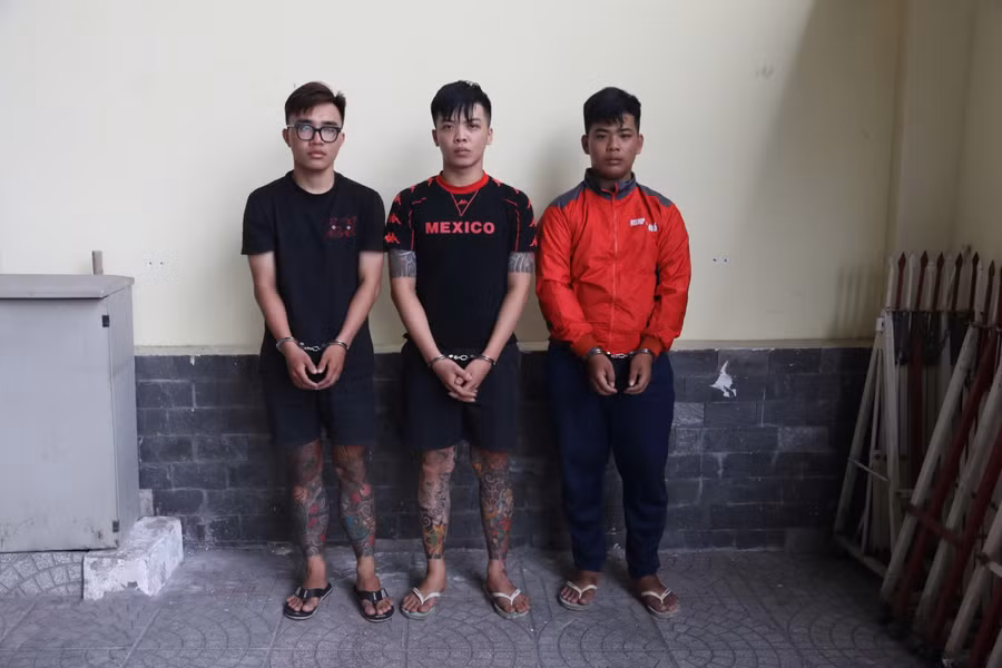 Nhóm thanh thiếu niên tạt sơn vào nhà dân bị tạm giữ. (Ảnh: Công an TPHCM).