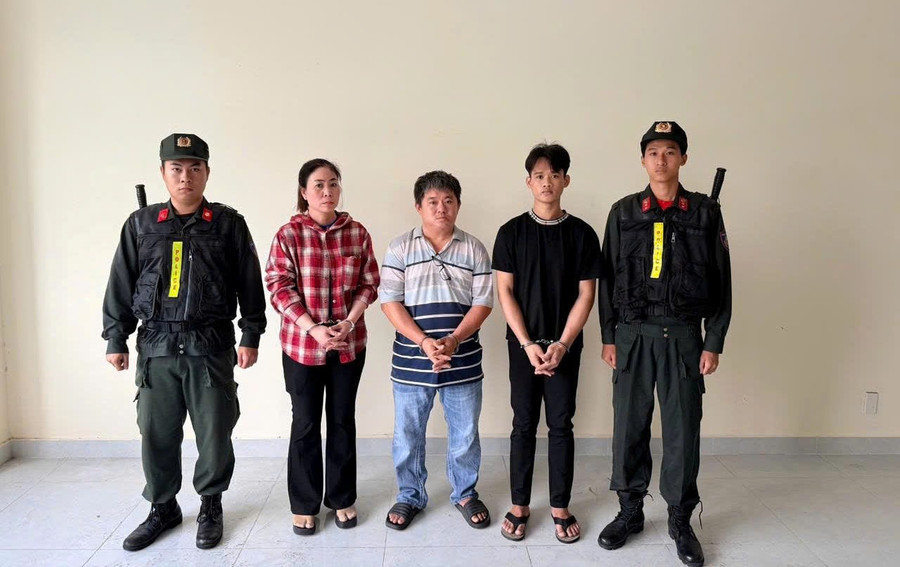 Công an tạm giữ các bị can cơ sở sản xuất mì tươi dùng chất cấm. (Ảnh: Công an TPHCM).