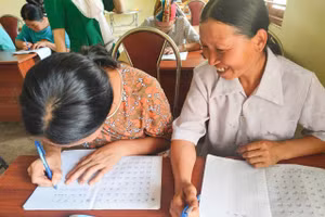 Những lớp học xóa mù chữ mang lại niềm vui cho người dân.
