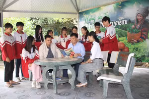 Thầy và trò Trường THPT Sông Công (Thái Nguyên) tại không gian đọc sách ngoài trời của nhà trường.