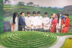 Thày trò trường THPT Gang Thép (Thái Nguyên) tại không gian văn hóa trà Tân Cương.