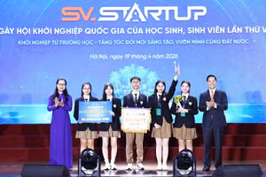 Thứ trưởng Bộ GD&ĐT Nguyễn Thị Quyên Thanh trao Giải Nhất cho dự án của nhóm học sinh Trường TH, THCS và THPT Iris, Thái Nguyên.
