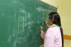 Học viên lớp học xóa mù chữ tại Điểm trường Cao Bắc làm Toán.