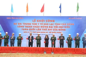 Các đại biểu thực hiện nghi thức khởi công xây dựng Trung tâm Y tế Bảo Lạc.