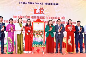 Giám đốc Sở GD&ĐT tỉnh Cao Bằng Nguyễn Ngọc Thư và lãnh đạo địa phương trao Bằng đạt chuẩn quốc gia cho Trường TH Lăng Hiếu.