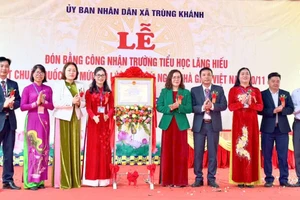 Giám đốc Sở GD&ĐT tỉnh Cao Bằng Nguyễn Ngọc Thư và lãnh đạo địa phương trao Bằng đạt chuẩn quốc gia cho Trường TH Lăng Hiếu.