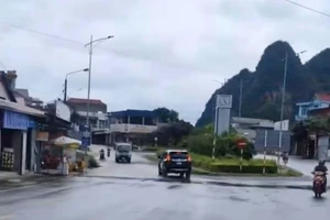 Hình ảnh chụp lại từ video chiếc xe biển xanh đi vào đường một chiều (Ảnh: Công an tỉnh Cao Bằng).