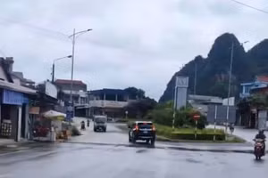 Hình ảnh chụp lại từ video chiếc xe biển xanh đi vào đường một chiều (Ảnh: Công an tỉnh Cao Bằng).