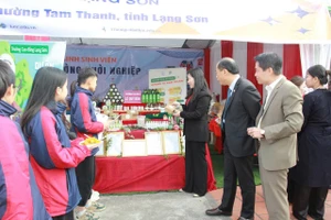 Đại biểu tham quan gian hàng khởi nghiệp.