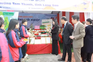 Đại biểu tham quan gian hàng khởi nghiệp.