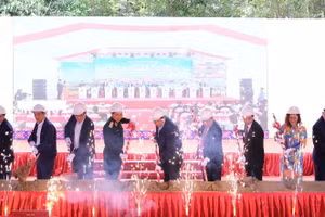 Các đại biểu thực hiện nghi thức khởi công Trường Phổ thông nội trú Tiểu học và THCS Đình Phong.