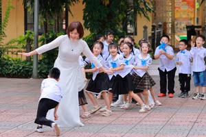 Niềm vui của cô và trò Trường Tiểu học Phùng Chí Kiên (phường Bắc Kạn, tỉnh Thái Nguyên).