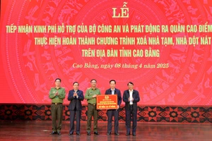 Lãnh đạo Bộ Công an trao kinh phí hỗ trợ tỉnh Cao Bằng thực hiện chương trình xóa nhà tạm, nhà dột nát trên địa bàn.