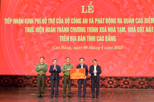 Lãnh đạo Bộ Công an trao kinh phí hỗ trợ tỉnh Cao Bằng thực hiện chương trình xóa nhà tạm, nhà dột nát trên địa bàn.