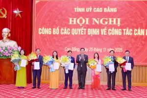 Phó Bí thư Tỉnh ủy Cao Bằng Vũ Hồng Quang trao quyết định và tặng hoa các cán bộ nhận nhiệm vụ mới. Ảnh: V.T