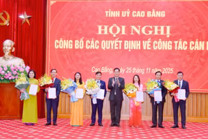 Phó Bí thư Tỉnh ủy Cao Bằng Vũ Hồng Quang trao quyết định và tặng hoa các cán bộ nhận nhiệm vụ mới. Ảnh: V.T