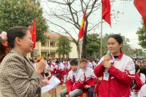 Trường THPT Sông Công tổ chức hoạt động tuyên truyền với chủ đề “Cử tri trẻ với ngày hội non sông”. 