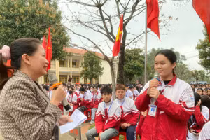 Trường THPT Sông Công tổ chức hoạt động tuyên truyền với chủ đề “Cử tri trẻ với ngày hội non sông”. 