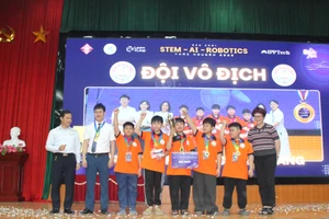 Lãnh đạo Sở GD&ĐT Thái Nguyên, Viện Nghiên cứu Thiết kế Trường học (Bộ GD&ĐT) trao cúp vô địch cho đội Trường TH Nha Trang.