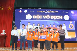 Lãnh đạo Sở GD&ĐT Thái Nguyên, Viện Nghiên cứu Thiết kế Trường học (Bộ GD&ĐT) trao cúp vô địch cho đội Trường TH Nha Trang.