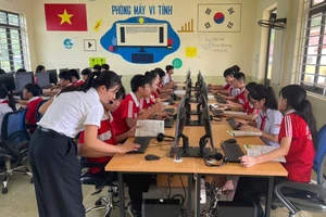 Cô và trò Trường THCS Hóa Thượng (Thái Nguyên) hào hứng với phòng máy vi tính mới vừa được trao tặng.