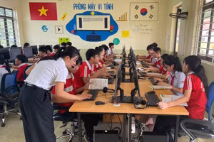 Cô và trò Trường THCS Hóa Thượng (Thái Nguyên) hào hứng với phòng máy vi tính mới vừa được trao tặng.