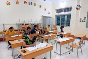 Các học viên lớp học xóa mù chữ tại xóm Ngọc Sỹ mải mê với con chữ.