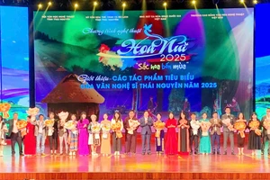 Đại diện lãnh đạo tỉnh Thái nguyên chúc mừng chương trình.