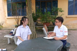 Em Đàm Thị Thanh Hằng – đỗ đầu Kỳ thi tốt nghiệp THPT của tỉnh Cao Bằng trao đổi với phóng viên Báo GD&TĐ.
