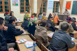 Lớp học xóa mù chữ được tổ chức tại các điểm trường hoặc nhà văn hóa xóm, bản, tạo thuận lợi cho người dân.