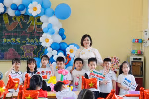 Trường Tiểu học Trưng Vương (phường Phan Đình Phùng, tỉnh Thái Nguyên) đón học sinh tựu trường.