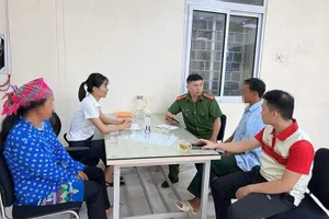 Lực lượng Công an xã Bảo Lâm, tỉnh Cao Bằng, tuyên truyền, kịp thời ngăn chặn người dân chuyển tiền cho đối tượng lừa đảo. Ảnh: N.A