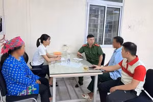 Lực lượng Công an xã Bảo Lâm, tỉnh Cao Bằng, tuyên truyền, kịp thời ngăn chặn người dân chuyển tiền cho đối tượng lừa đảo. Ảnh: N.A