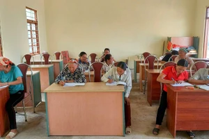 Các học viên miệt mài tại lớp học xóa mù chữ ở Nhà văn hóa xóm Phia Khao.