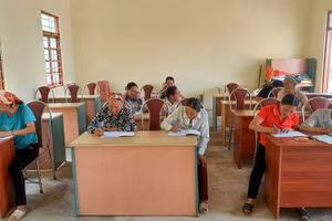 Các học viên miệt mài tại lớp học xóa mù chữ ở Nhà văn hóa xóm Phia Khao.