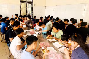 Bưa cơm ấm cúng ngày mưa lũ cho học sinh Trung tâm Hỗ trợ phát triển Giáo dục hòa nhập Thái Nguyên.