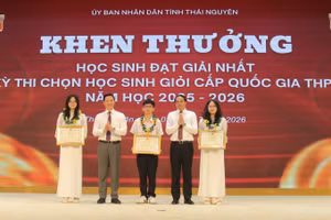 Lãnh đạo tỉnh Thái Nguyên trao khen thưởng cho những học sinh xuất sắc đạt giải Nhất tại Kỳ thi chọn học sinh giỏi quốc gia.