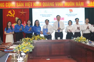 Lãnh đạo Sở GD&ĐT Thái Nguyên, Tỉnh Đoàn Thái Nguyên chứng kiến lễ ký kết chương trình phối hợp giữa hai bên.