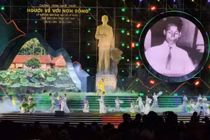 Chương trình nghệ thuật “Người về với non sông” được dàn dựng công phu.