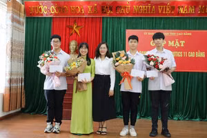 Bà Nguyễn Ngọc Thư, Giám đốc Sở GD&ĐT tỉnh Cao Bằng khen thưởng học sinh có thành tích cao.