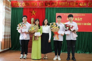 Bà Nguyễn Ngọc Thư, Giám đốc Sở GD&ĐT tỉnh Cao Bằng khen thưởng học sinh có thành tích cao.