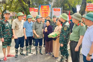 Phó Thủ tướng Trần Hồng Hà chia sẻ khó khăn, động viên người dân phường Thục Phán (Cao Bằng) bị ảnh hưởng bởi bão số 11.