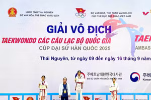 Vận động viên Nông Thị Diễm My, Cao Bằng (ngoài cùng bên trái) đạt Huy chương Bạc, nội dung đối kháng cá nhân hạng cân 33 kg nữ, dưới 12 tuổi. Ảnh: N.H