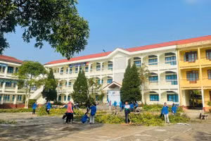 Trường THPT Bình Yên, tỉnh Thái Nguyên dọn dẹp vệ sinh khuôn viên trường lớp.