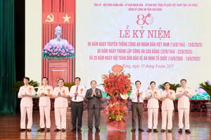 Thường trực Tỉnh ủy Cao Bằng chúc mừng lực lượng Công an trong tỉnh. Ảnh: V.T