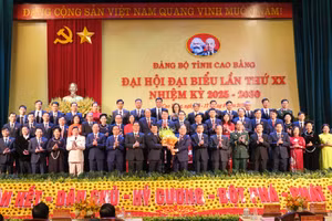 Đại tướng Lương Tam Quang chúc mừng Đại hội.