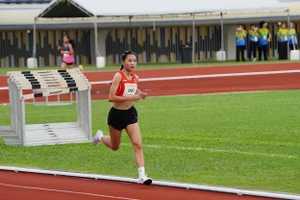 VĐV Lý Mùi Sâu trên đường chạy nội dung 1.500 m nữ tại Đại hội Thể thao học sinh Đông Nam Á năm 2025. Ảnh: N.H