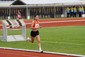 VĐV Lý Mùi Sâu trên đường chạy nội dung 1.500 m nữ tại Đại hội Thể thao học sinh Đông Nam Á năm 2025. Ảnh: N.H