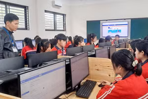 Thầy và trò trường THPT Tức Tranh (Thái Nguyên) ứng dụng nền tảng giáo dục số OLM.